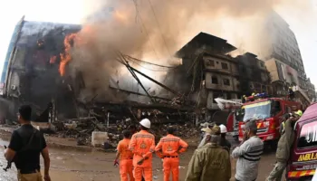 Zjarr masiv në një qendër tregtare në Pakistan, 6 viktima dhe 20 të plagosur, dhjetëra zjarrfikëse në terren për të shuar flakët