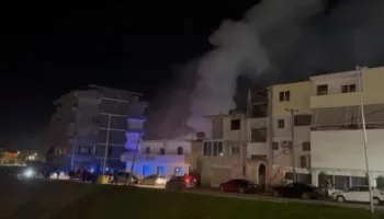 Zjarr në një banesë në Lushnje, një 12-vjeçare dërgohet në spital me shenja asfiksie