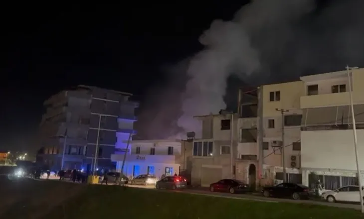 Zjarr në një banesë në Lushnje, një 12-vjeçare dërgohet në spital me shenja asfiksie