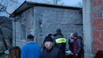 Zjarr në një banesë në Rrëshen/ 1 grua në spital nga asfiksia