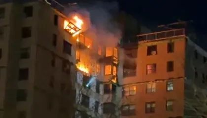 Zjarr në një ndërtesë 17-katëshe në Nju Jork, mbi 200 zjarrfikës në terren për të shuar flakët