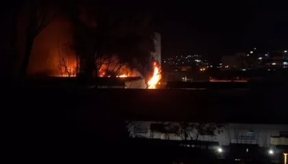 Zjarr në tregun e rrobave të përdorura te “5 Maji” në Tiranë/ Ja pamjet