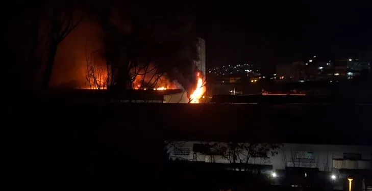 Zjarr në tregun e rrobave të përdorura te “5 Maji” në Tiranë/ Ja pamjet