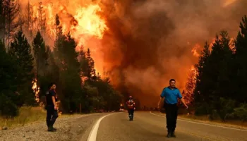 Zjarret masive në Patagoninë argjentinase shkatërrojnë pyje dhe prona