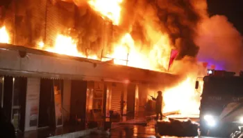 Zjarri masiv në kryeqytet tek ish- uzina Dinamo, ende ka riaktivizime vatrash