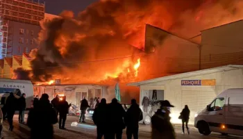 Zjarri merr përmasa të frikshme te ‘5 Maji’, forcat zjarrfikëse nga Durrësi për në Tiranë, kërkohet ndihmë nga Elbasani, Vora dhe ndërhyrje e Ushtrisë
