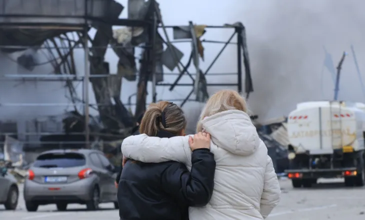 Zjarri në fabrikën në Greqi, gjendet edhe trupi i pestë i punëtores që humbi jetën mes flakëve