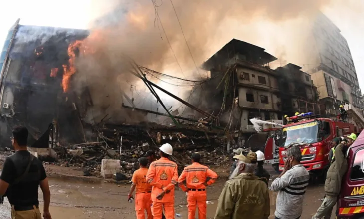 Zjarri në qendrën tregtare në Pakistan, shkon në 21 numri i viktimave, mbi 60 persona ende të zhdukur