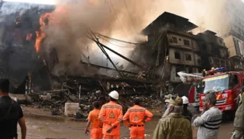 Zjarri në qendrën tregtare në Pakistan, shkon në 21 numri i viktimave