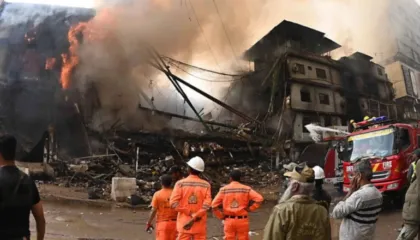 Zjarri në qendrën tregtare në Pakistan, shkon në 21 numri i viktimave