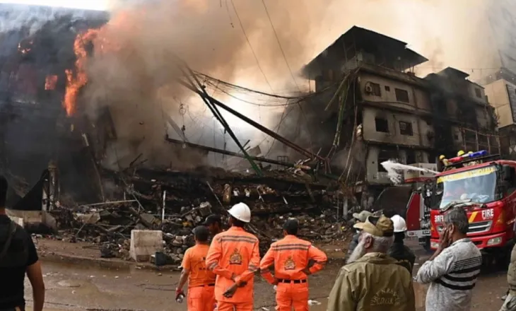 Zjarri në qendrën tregtare në Pakistan, shkon në 21 numri i viktimave