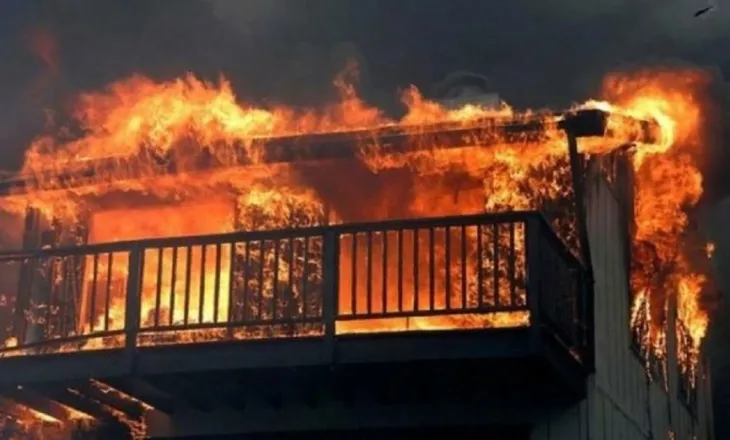 Zjarri përfshin banesën, e moshuara nxirret e asfiksuar nga tymi, përfundon në spital