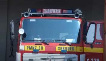 Zjarri përfshin një banesë në lagjen “Partizani”, flakët dëmtojnë një 80- vjeçar që jetonte aty…