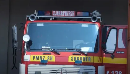 Zjarri përfshin një banesë në lagjen “Partizani”, flakët dëmtojnë një 80- vjeçar që jetonte aty…