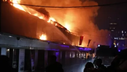 Zjarri ‘përpin’ magazinat e tregut tek “5 Maji”, digjen të gjitha dyqanet. ja çfarë dyshohet