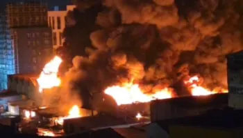 Zjarri ‘përpin’ magazinat tek ‘5 Maji’, digjen të gjitha dyqanet. Ushtria në vendngjarje, çfarë dyshohet…