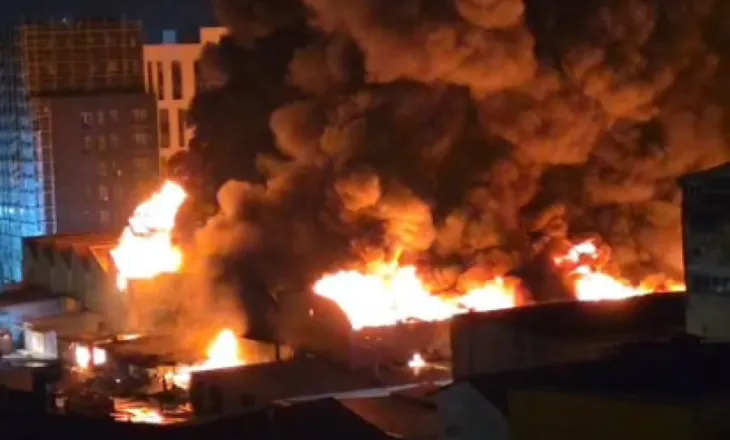 Zjarri ‘përpin’ magazinat tek ‘5 Maji’, digjen të gjitha dyqanet. Ushtria në vendngjarje, çfarë dyshohet…