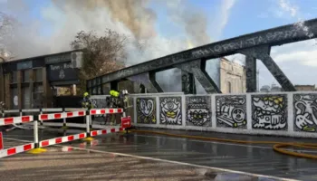 Zjarri pranë linjës hekurudhore në Londër, vonesa dhe anulim të shërbimeve