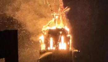 Zjarri rrafshon kullën e kishës dy shekullore në Amsterdam! Shkak dyshohet hedhja e fishekzjarreve