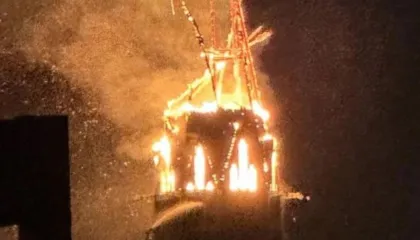 Zjarri rrafshon kullën e kishës dy shekullore në Amsterdam! Shkak dyshohet hedhja e fishekzjarreve