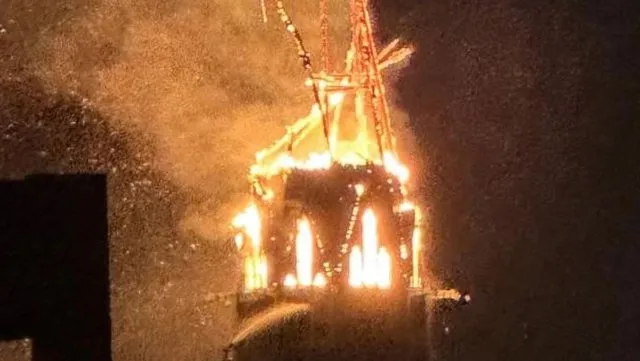 Zjarri rrafshon kullën e kishës dy shekullore në Amsterdam! Shkak dyshohet hedhja e fishekzjarreve