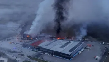 Zjarri shkrumbon fabrikën në Greqi, humbin jetën tre gra, dy të tjera rezultojnë të zhdukura