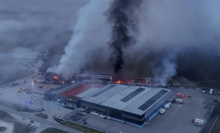 Zjarri shkrumbon fabrikën në Greqi, humbin jetën tre gra, dy të tjera rezultojnë të zhdukura