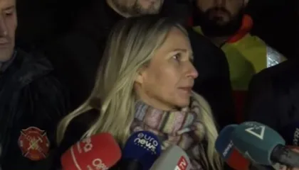 Zjarri te tregu i “5 majit”/ Ristani: Nuk ka rrezik për shpërhapjen e flakëve në qendrat e banuara, kapanioni i parë…