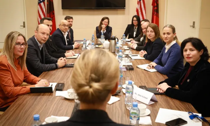Zyrtarja Nancy VanHorn takohet me deputetët e rinj të PS dhe PD: Forcojmë bashkëpunimin SHBA-Shqipëri