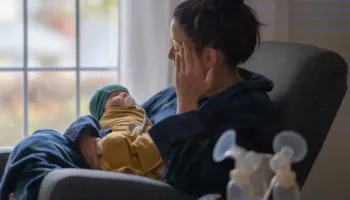 1 në 10 gra preken nga depresioni pas lindjes, simptomat që nuk duhen nënvlerësuar