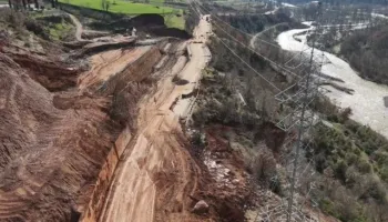 12 pacientë me dializë bllokohen në rrugën Hotolisht–Dragostunjë, shembja e aksit u rrezikon jetën