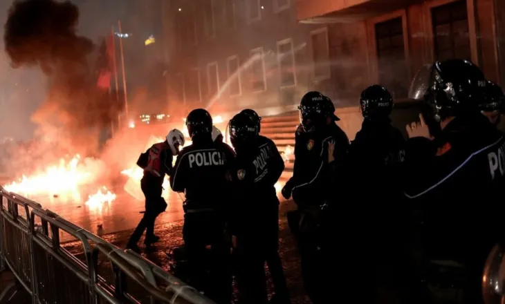 16 efektivë të plagosur, Ministrja e Brendshme shkon në spital: Kanë djegie të konsiderueshme, nuk ishte protestë, por tentativë vrasjeje