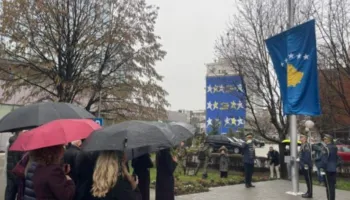 18 vjetori i pavarësisë së Kosovës/ Ngrihet solemnisht flamuri para objektit të Qeverisë, të pranishëm Kurti dhe Osmani