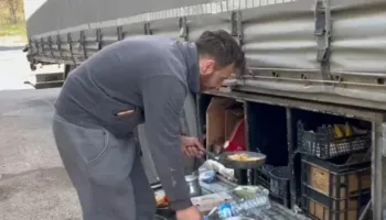 2026! Shqiperia e sateliteve/ S’kemi bukë e ujë”/ 30 kamionë të bllokuar nga shembja e rrugës, shoferët gatuajnë me bombol gazi në rrugë