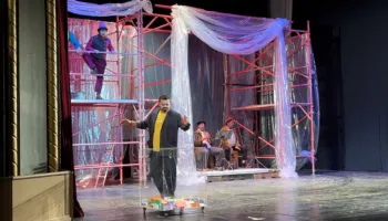 “24 orë nga jeta e një votuesi”,satira politike me regji të Driada Dervishit shfaqet në Teatrin e Shkodrës