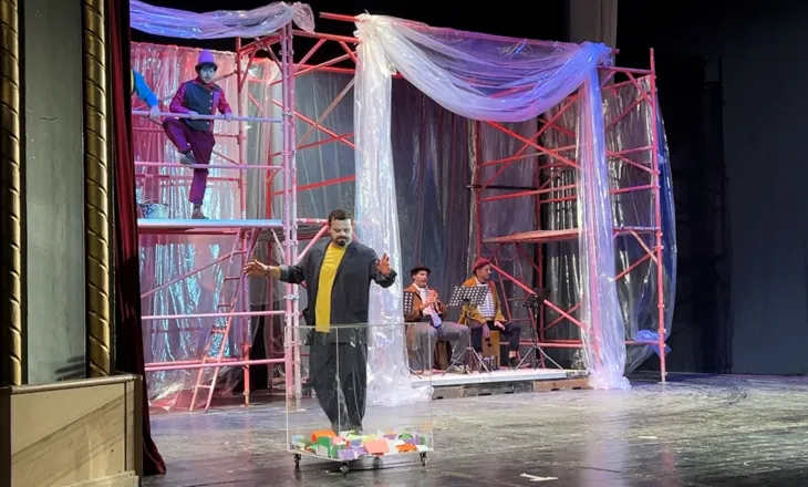 “24 orë nga jeta e një votuesi”,satira politike me regji të Driada Dervishit shfaqet në Teatrin e Shkodrës