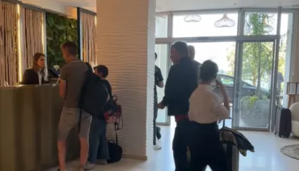 25% e turistëve akomodohen në Shqipëri, ekspertët: Shtohen turistët traznit, problem informaliteti në strukturat me qira