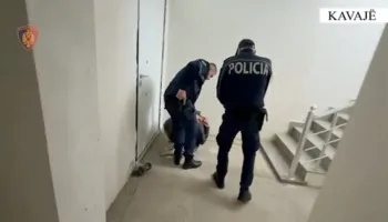 25-vjeçari kërkohej për vjedhjen e 2 banesave, kapet mat duke grabitur bixhuteri në një shtëpi tjetër