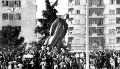 35 vite nga rrëzimi i bustit të diktatorit Enver Hoxha