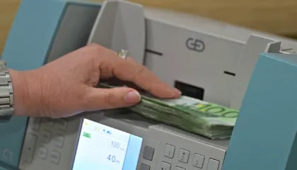 4.83 miliardë euro qarkullojnë cash në Shqipëri, qytetarët po mbajnë gjithnjë e më shumë para fizike