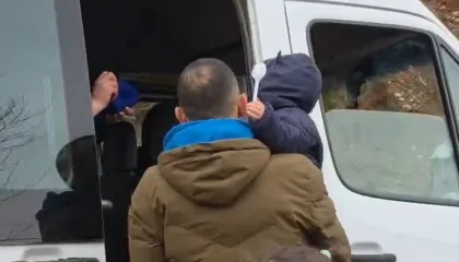 4 orë paralizim i qarkullimit/ Shkëmbinjtë në aksin Librazhd-Prrenjas kthehen në makth për fëmijë dhe të moshuar