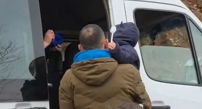 4 orë paralizim i qarkullimit/ Shkëmbinjtë në aksin Librazhd-Prrenjas kthehen në makth për fëmijë dhe të moshuar