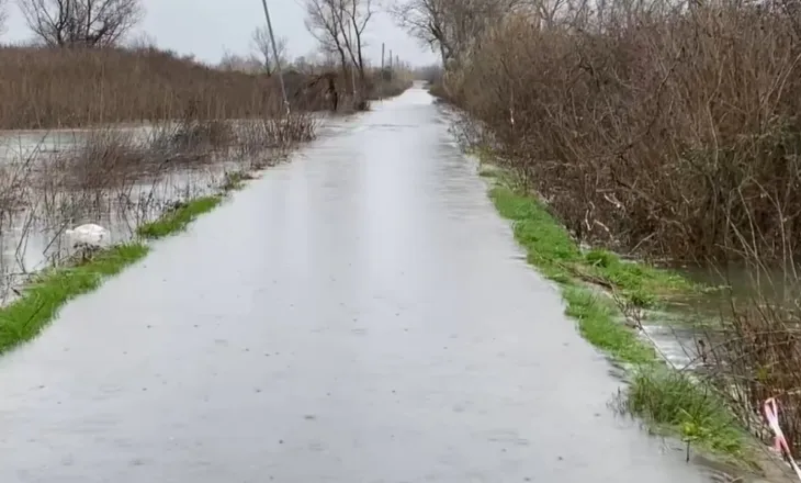 40 cm ujë në rrugën e Obotit, ushtria dhe emergjencat civile angazhohen për pastrimin e segmentit