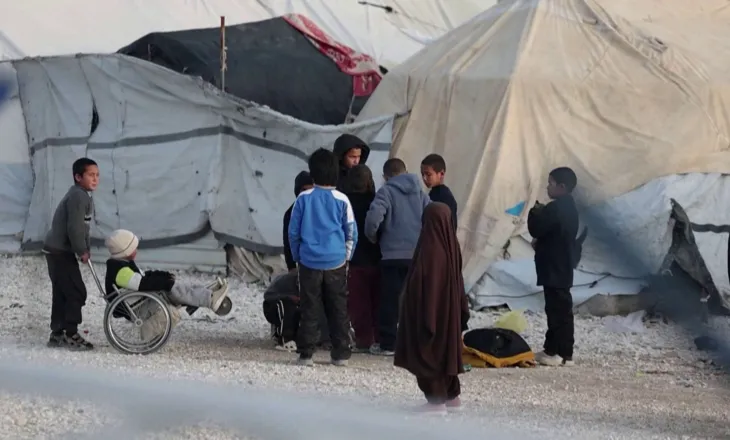 44 shqiptarë janë ende në Siri, 10 burra xhihadistë në burg, 7 gra dhe 17 fëmijë jetojnë në kampe