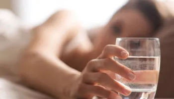 5 arsye pse të gjithë duhet të pimë ujë të ngrohtë