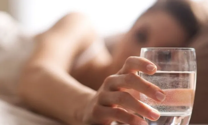 5 arsye pse të gjithë duhet të pimë ujë të ngrohtë