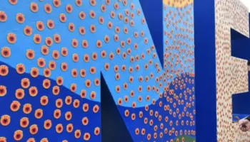 5000 emblema të UÇK-së i vendosen monumentit NEWBORN, në Ditën e Pavarësisë