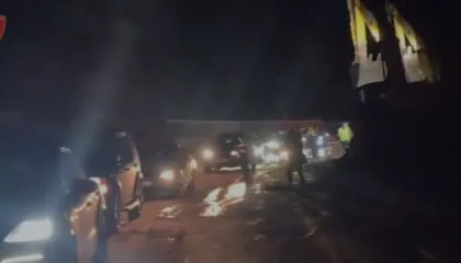 8 orë të bllokuar nga shembja e shpatit, hapet lëvizja në të dyja kahet në aksin Librazhd-Qafë Thanë. Apel shoferëve për kujdes