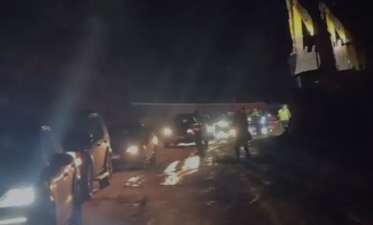 8 orë të bllokuar nga shembja e shpatit, hapet lëvizja në të dyja kahet në aksin Librazhd-Qafë Thanë. Apel shoferëve për kujdes