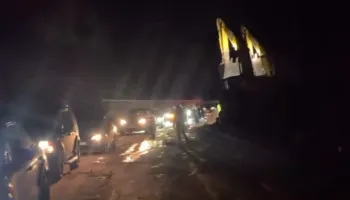 8 orë të bllokuar nga shembja e shpatit të malit, hapet lëvizja me një korsi në aksin Librazhd-Qafë Thanë